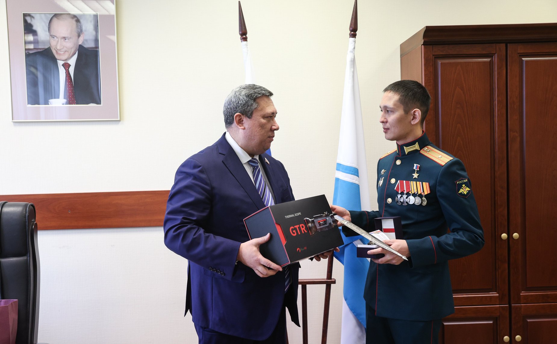 Владимир Полетаев пригласил Героя России Амыра Аргамакова из Республики Алтай в Совет Федерации, где лично поздравил его с присвоением высшего звания за заслуги перед государством и народом