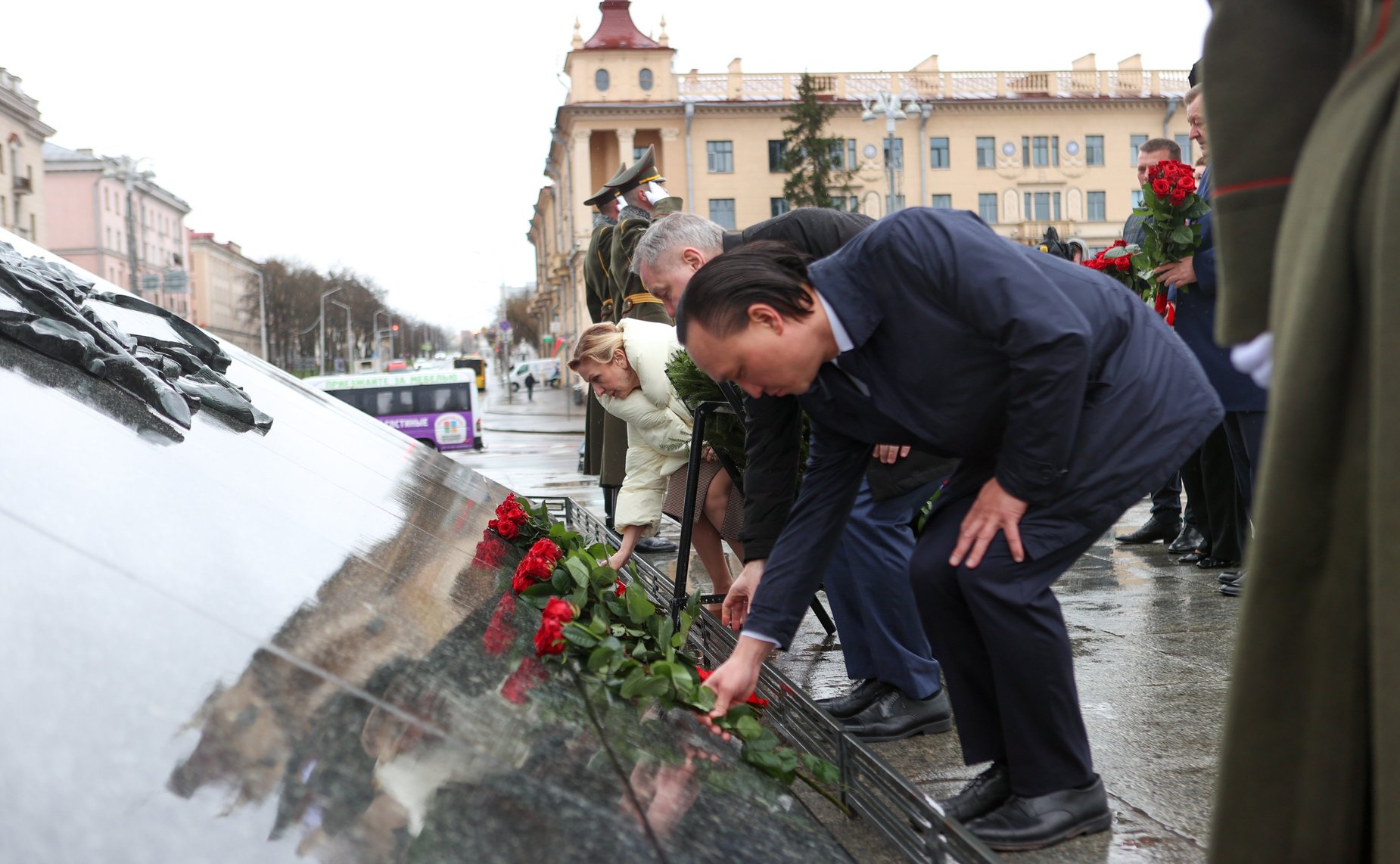 Заместитель Председателя Совета Федерации Инна Святенко приняла участие в Торжественном возложении цветов и венков к Монументу Победы