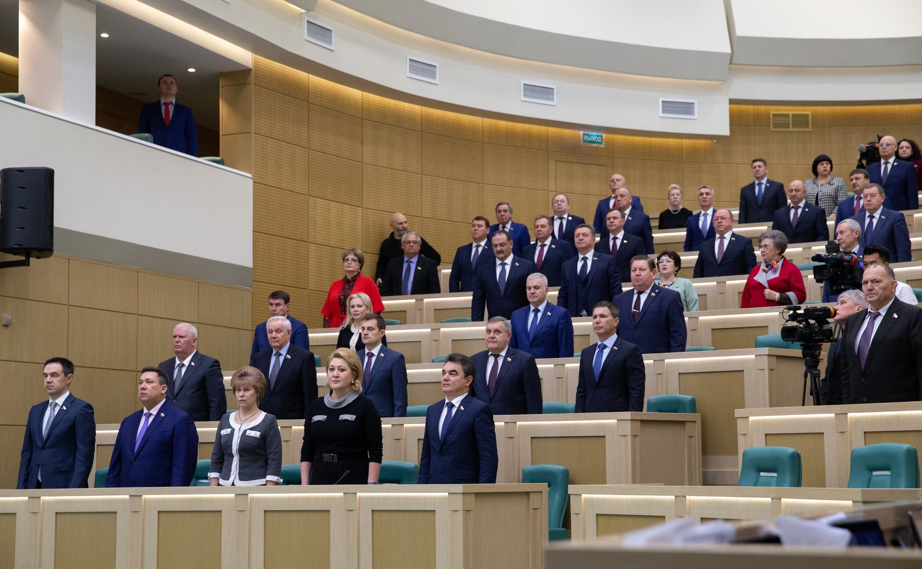 Сенаторы слушают гимн России перед началом 470-го заседания Совета Федерации