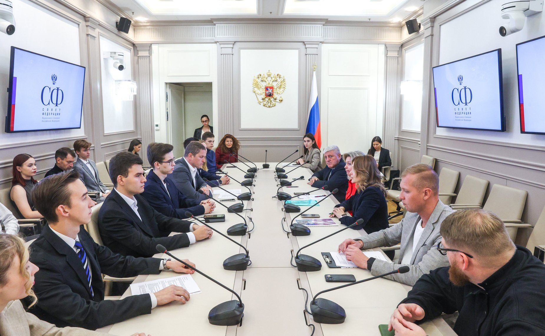 Наталья Мельникова провела встречу с активистами молодежного землячества Псковской области