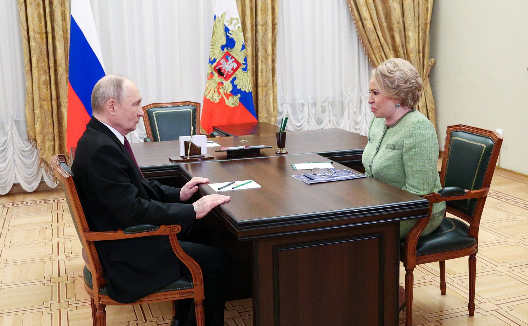 По итогам заседания Совета законодателей состоялась встреча Президента Российской Федерации Владимира Путина с Председателем Совета Федерации Валентиной Матвиенко