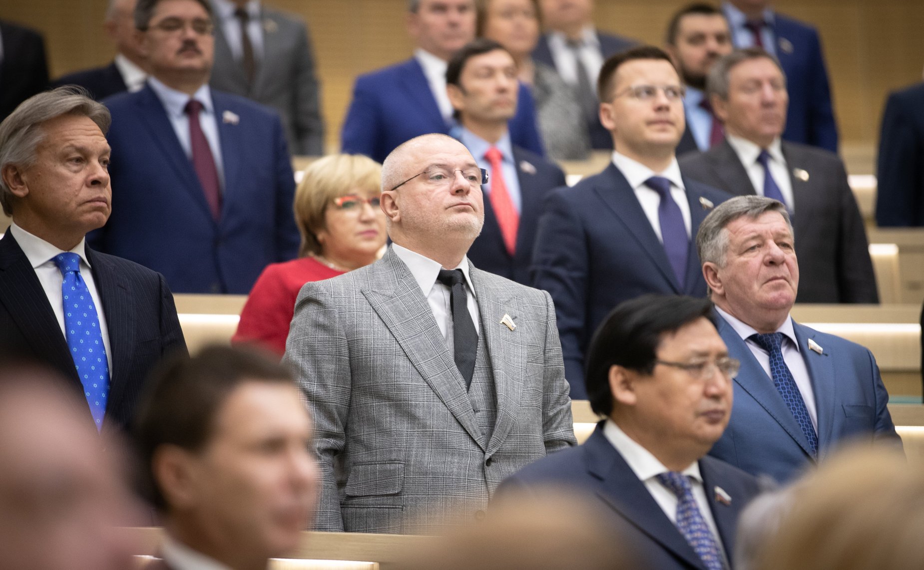 Сенаторы слушают гимн России перед началом 453-го заседания Совета Федерации