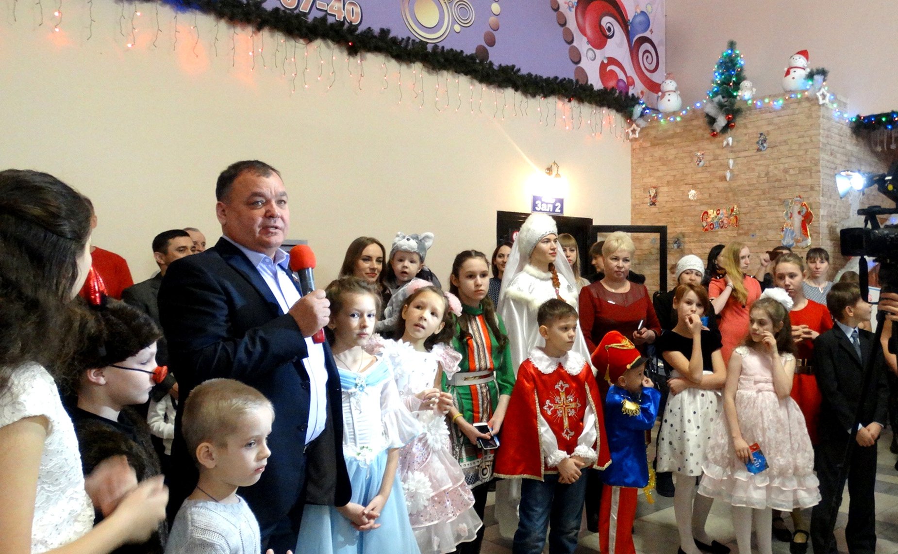 А. Суворов провел в Амурской области традиционную Новогоднюю елку для детей с ограниченными возможностями