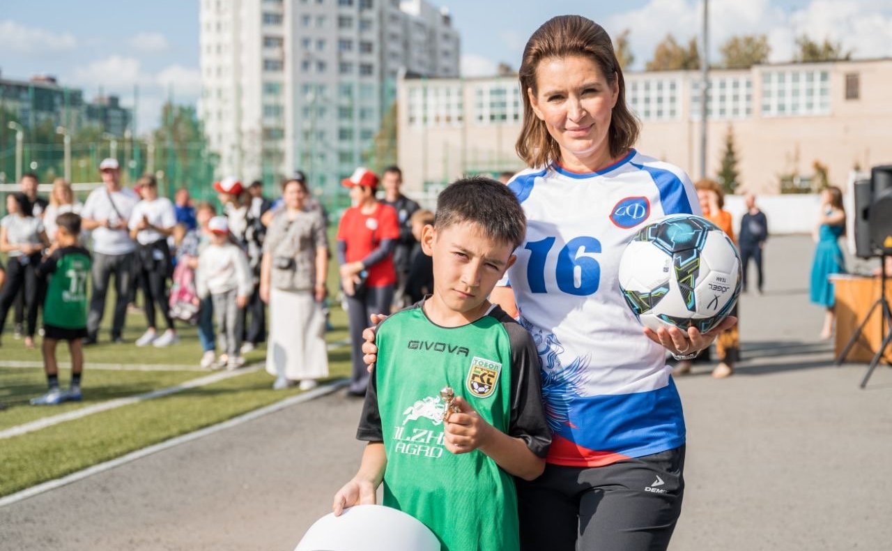 Маргарита Павлова вручила награды победителям IX юношеского турнира по футболу, посвященного памяти Героя России Евгения Родионова