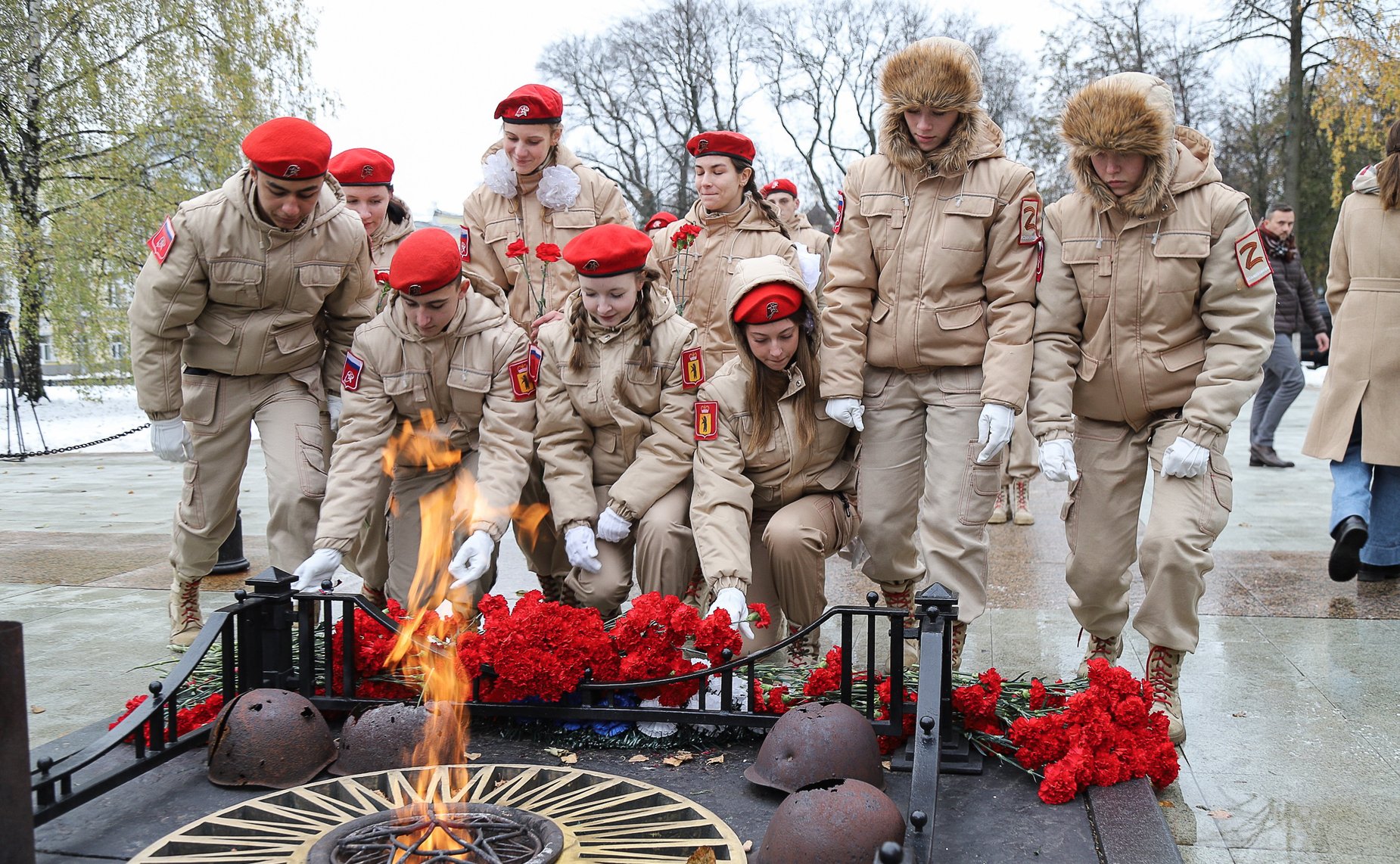 Российские и белорусские парламентарии возложили цветы к Вечному огню в Ярославле и почтили память погибших в годы Великой Отечественной войны