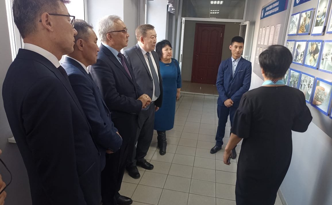 Баир Жамcуев в Агинском встретился с работниками налоговой службы, со студентами и преподавателями средних специальных учебных заведений