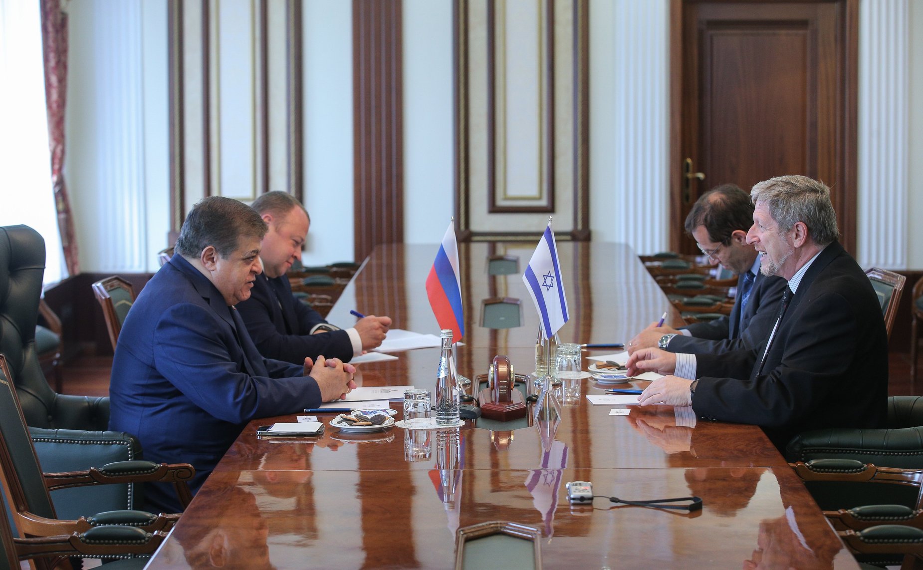 Встреча первого заместителя председателя Комитета СФ по международным делам Владимира Джабарова с Чрезвычайным и полномочным Послом Государства Израиль в РФ Александром Бен Цви