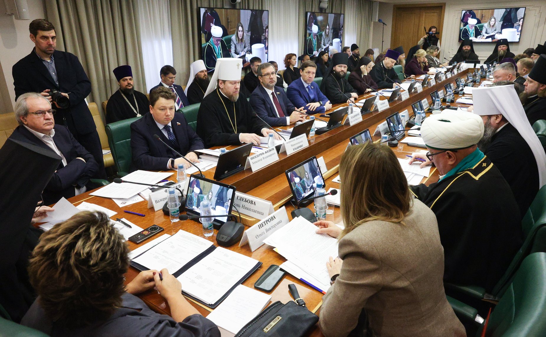 Круглый стол «Становление современной общественно-государственной модели воспитания гражданина и патриота (анализ опыта взаимодействия государственных и религиозных институтов)» (в рамках XIV Рождественских парламентских встреч)