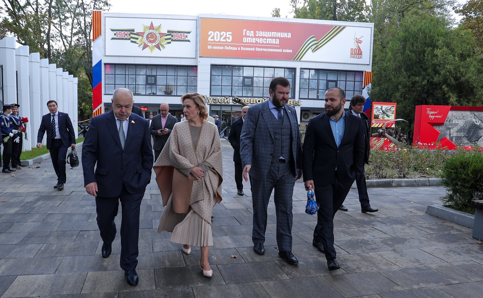 Сенаторы РФ возложили цветы к мемориалу Воину-освободителю в парке им. Ленинского комсомола в Махачкале (фото пресс-служба Министерства экономики и территориального развития Республики Дагестан)