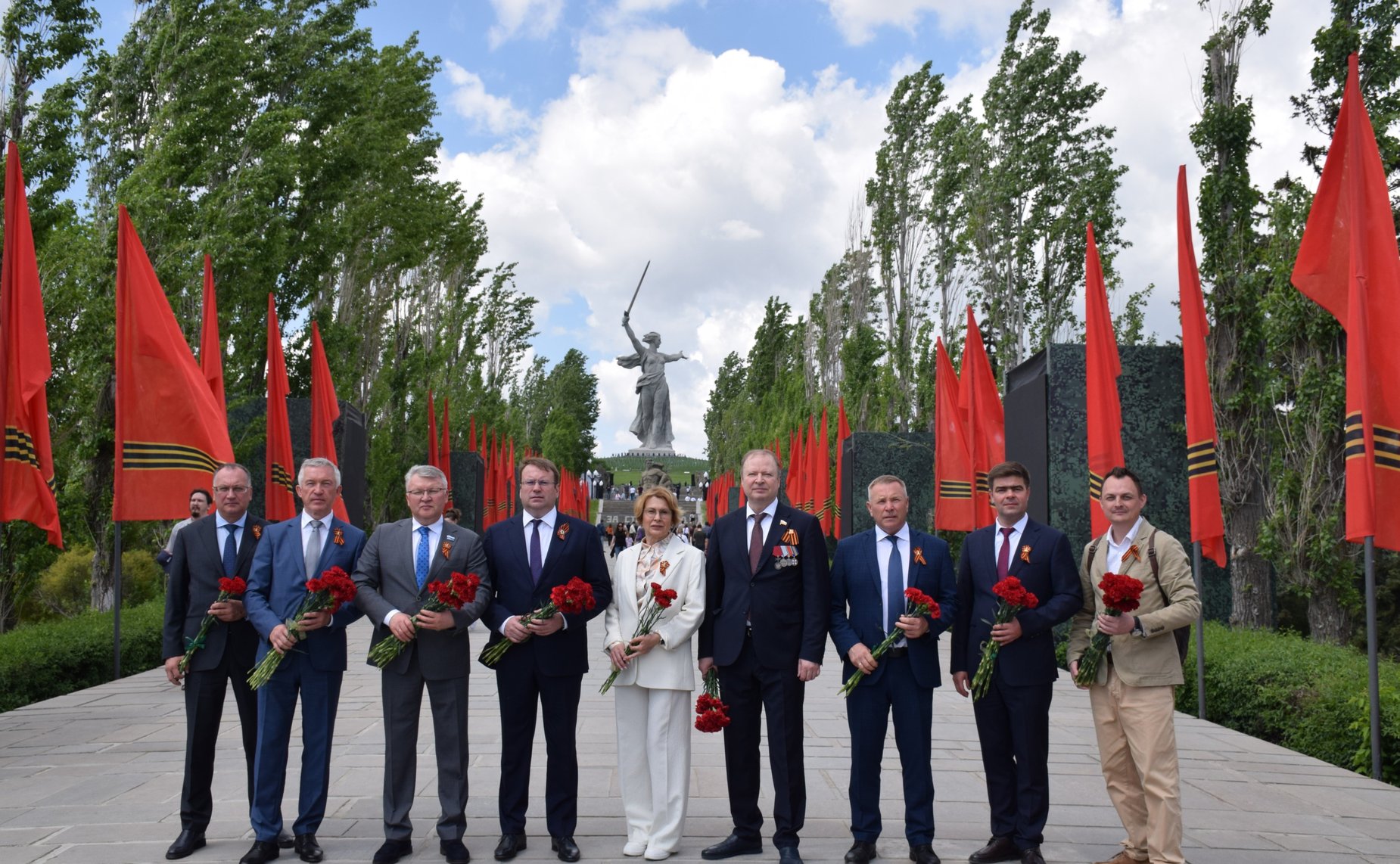В целях увековечивания памяти участников Великой Отечественной войны, ушедших на фронт из Свердловской области, принимавших участие в Сталинградской битве, на Мамаевом кургане состоялась церемония открытия памятного знака