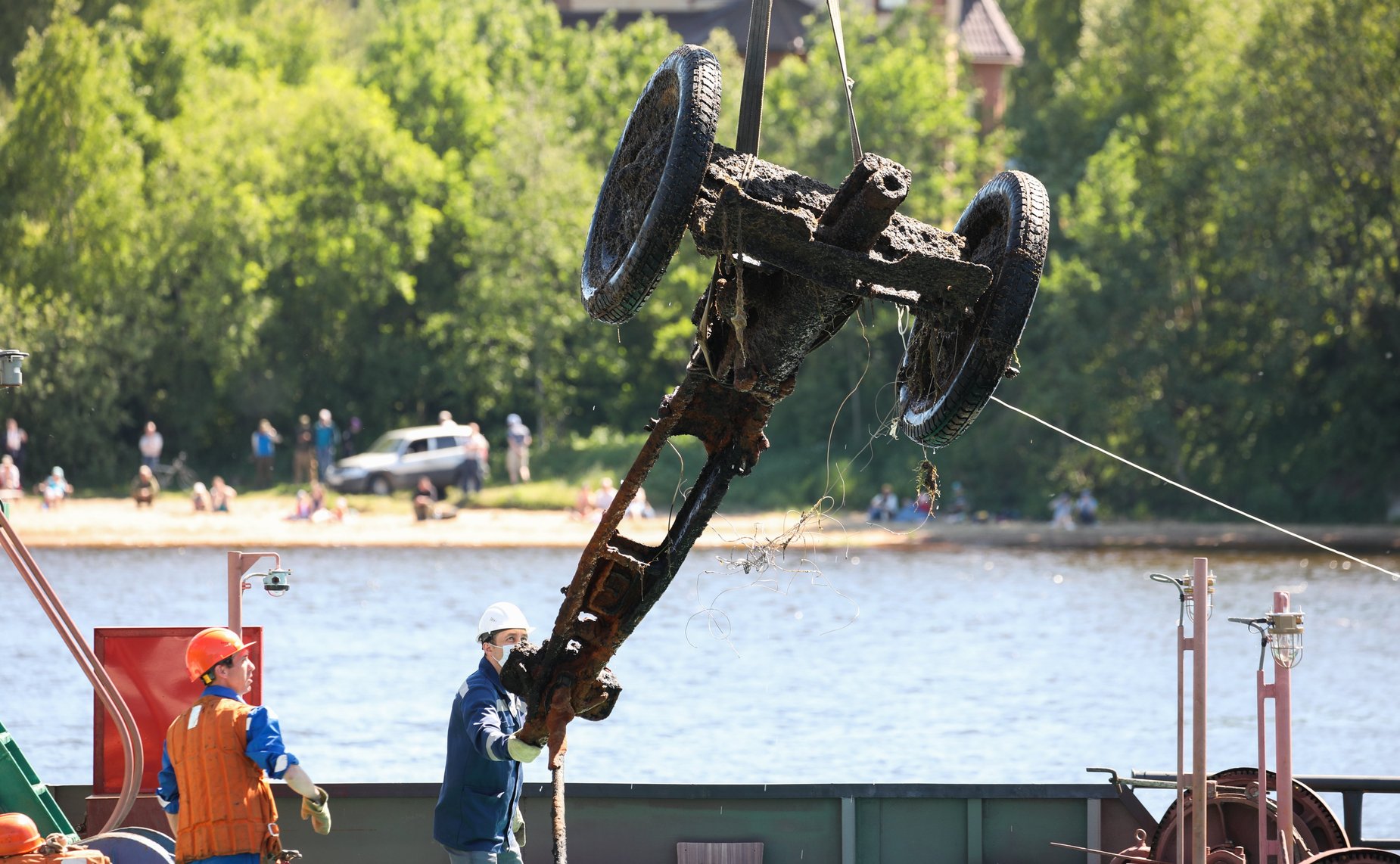 Сенаторы приняли участие в торжественной церемонии поднятия со дна Невы в районе Невского пятачка полковой пушки, затонувшей в ходе боев 1941 года