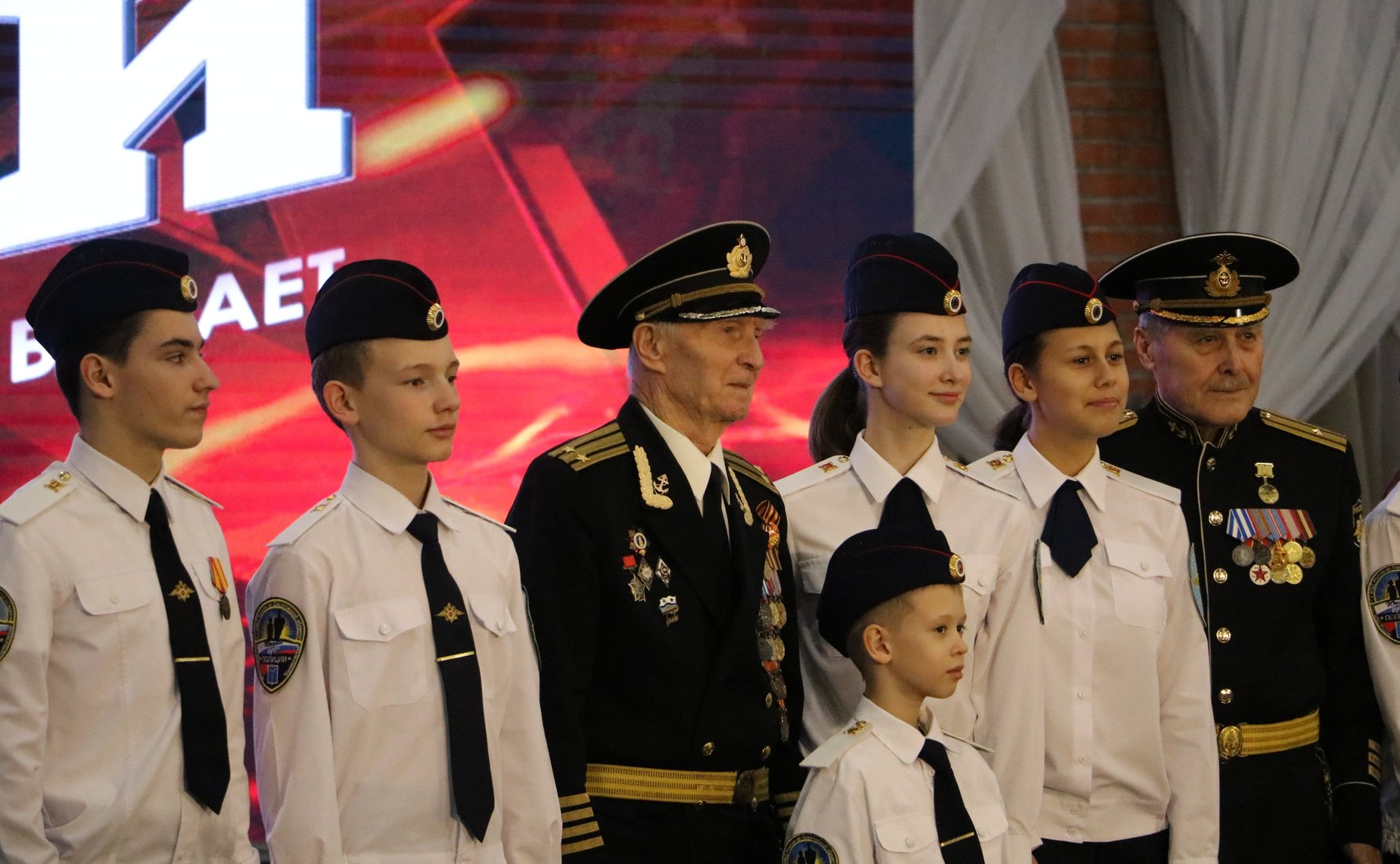 Валерий Радаев и Андрей Денисов в рамках Всероссийского гражданско-патриотического проекта «Дети-герои» наградили 8 юных саратовцев