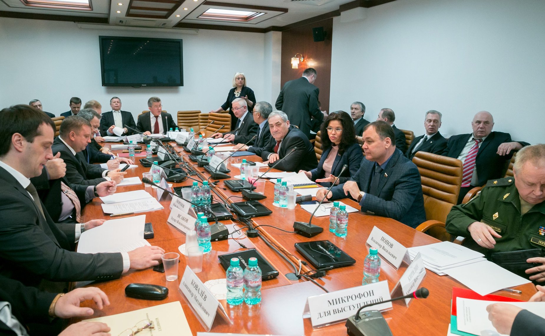 Виктор Озеров провел «круглый стол», посвященный реализации Закона РФ «Об увековечивании памяти погибших при защите Отечества» в части проведения поисковой работы, захоронения погибших и содержания воинских захоронений»