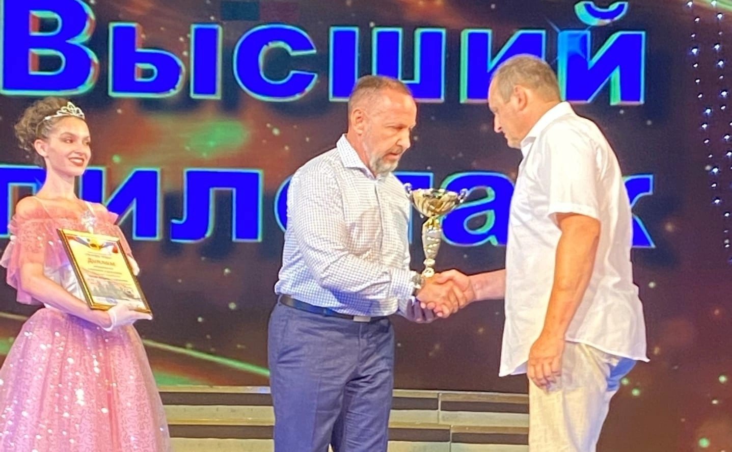 Сенатор Олег Алексеев поздравил жителей с Днем флага и приветствовал победителей профессионального конкурса