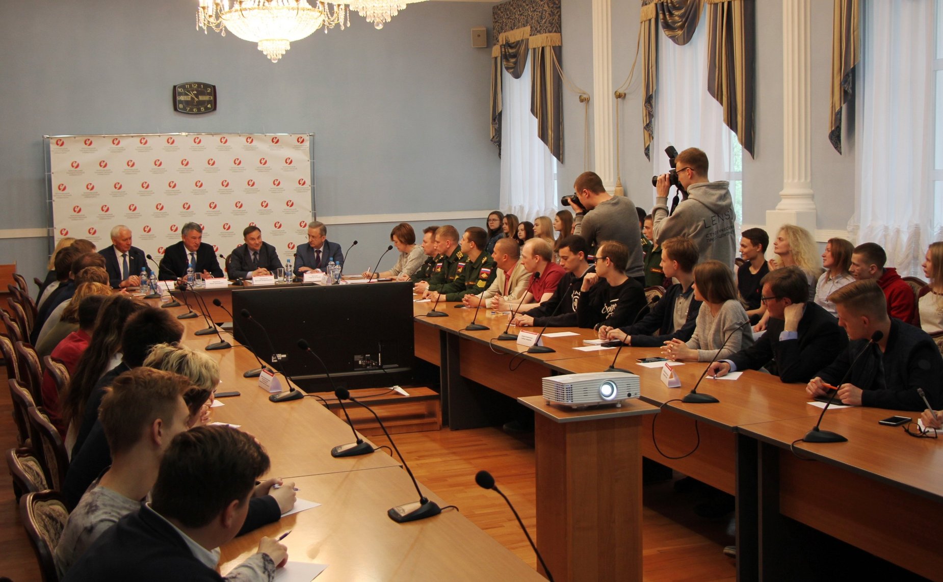 Юрий Воробьев принял участие в заседании молодежного Дискуссионного клуба