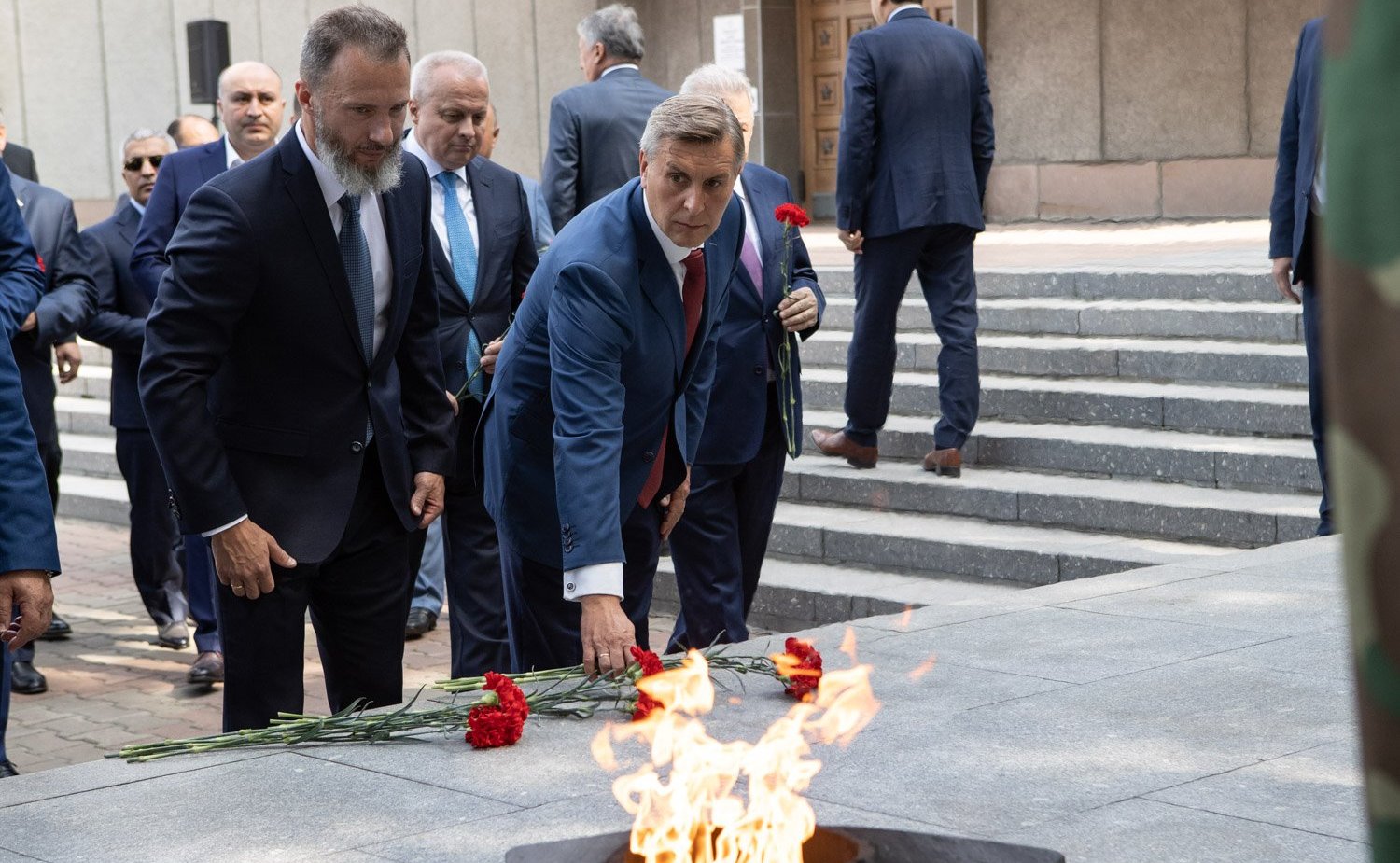 Члены парламентских делегаций России и Армении приняли участие в церемонии возложения цветов к Вечному огню на мемориале Победы