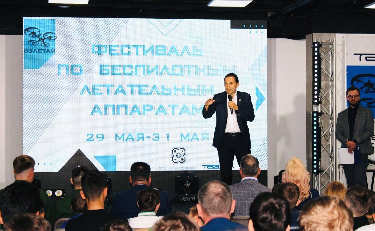 Андрей Хапочкин наградил победителей фестиваля беспилотных летательных аппаратов «Взлетай» в Сахалинской области