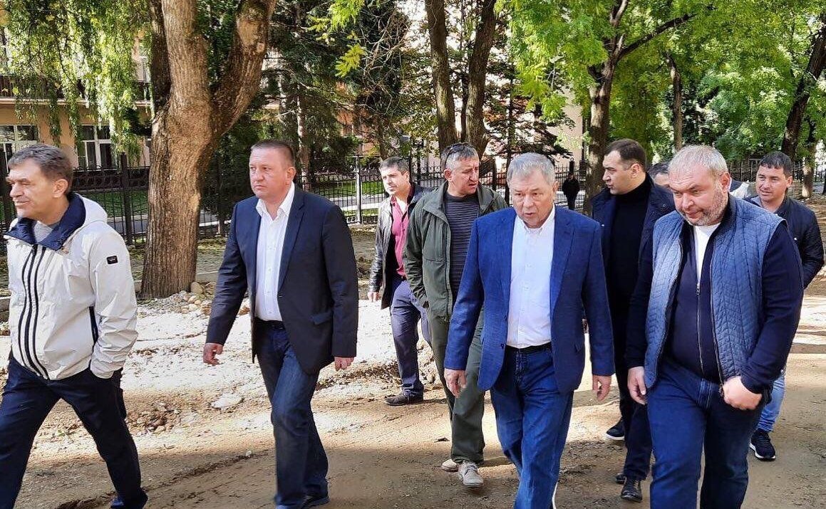 Анатолий Артамонов совершил рабочую поездку в Ставропольский край и ознакомился с ходом строительных работ на ряде объектов Кисловодска
