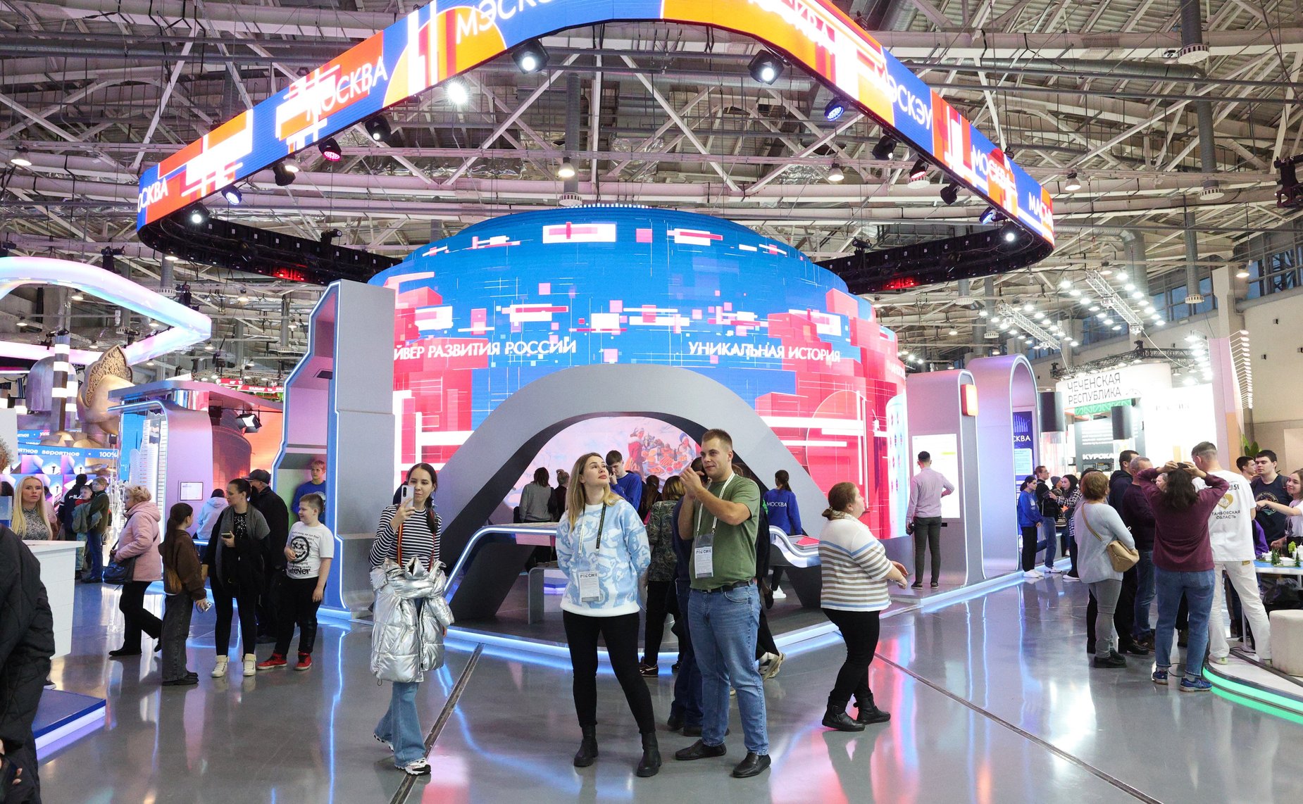 Валентина Матвиенко приняла участие в марафоне Российского общества «Знание», который проходит на Международной выставке-форуме «Россия» на ВДНХ