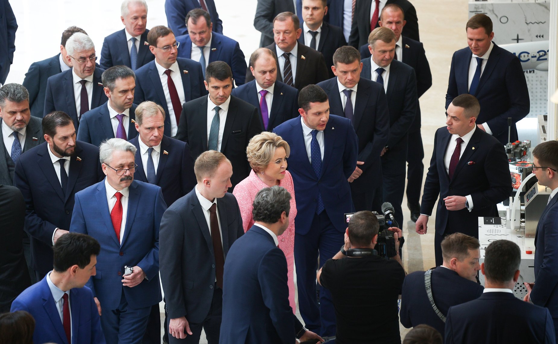 Валентина Матвиенко и Министр промышленности и торговли РФ Антон Алиханов ознакомились с выставкой, посвященной передовым разработкам отечественной промышленности