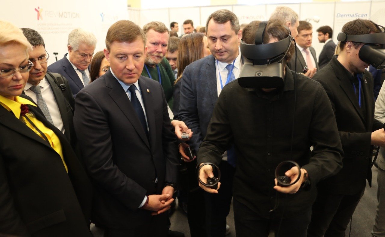 Осмотр экспозиции передовых технологий СамГМУ