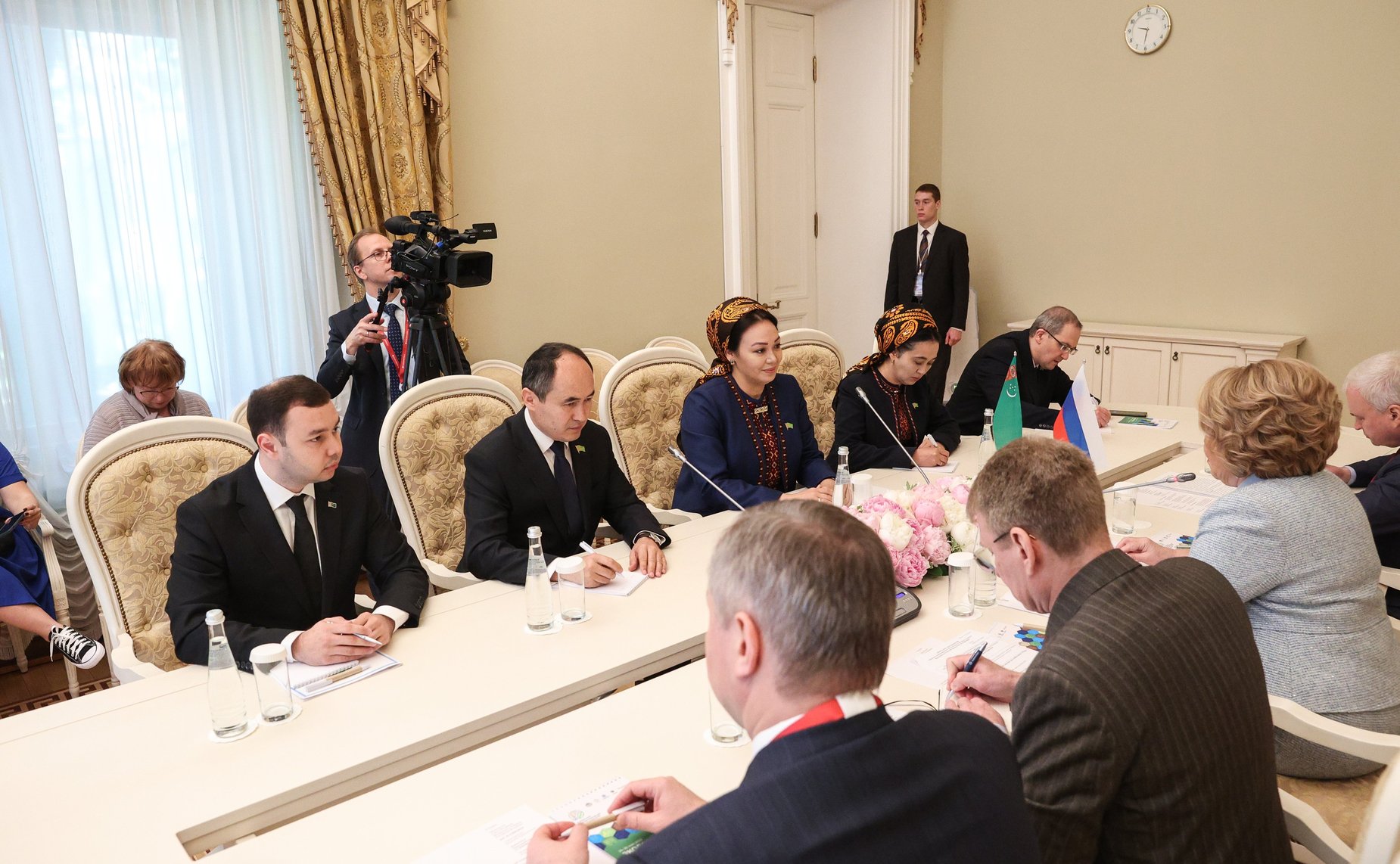 Валентина Матвиенко провела встречу с Председателем Меджлиса Туркменистана Дуньягозель Гулмановой