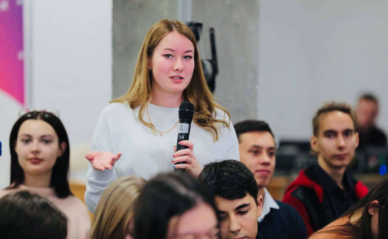 Андрей Хапочкин встретился с сахалинской молодежью в рамках слета «Время быть», приуроченного к Всемирному дню молодежи
