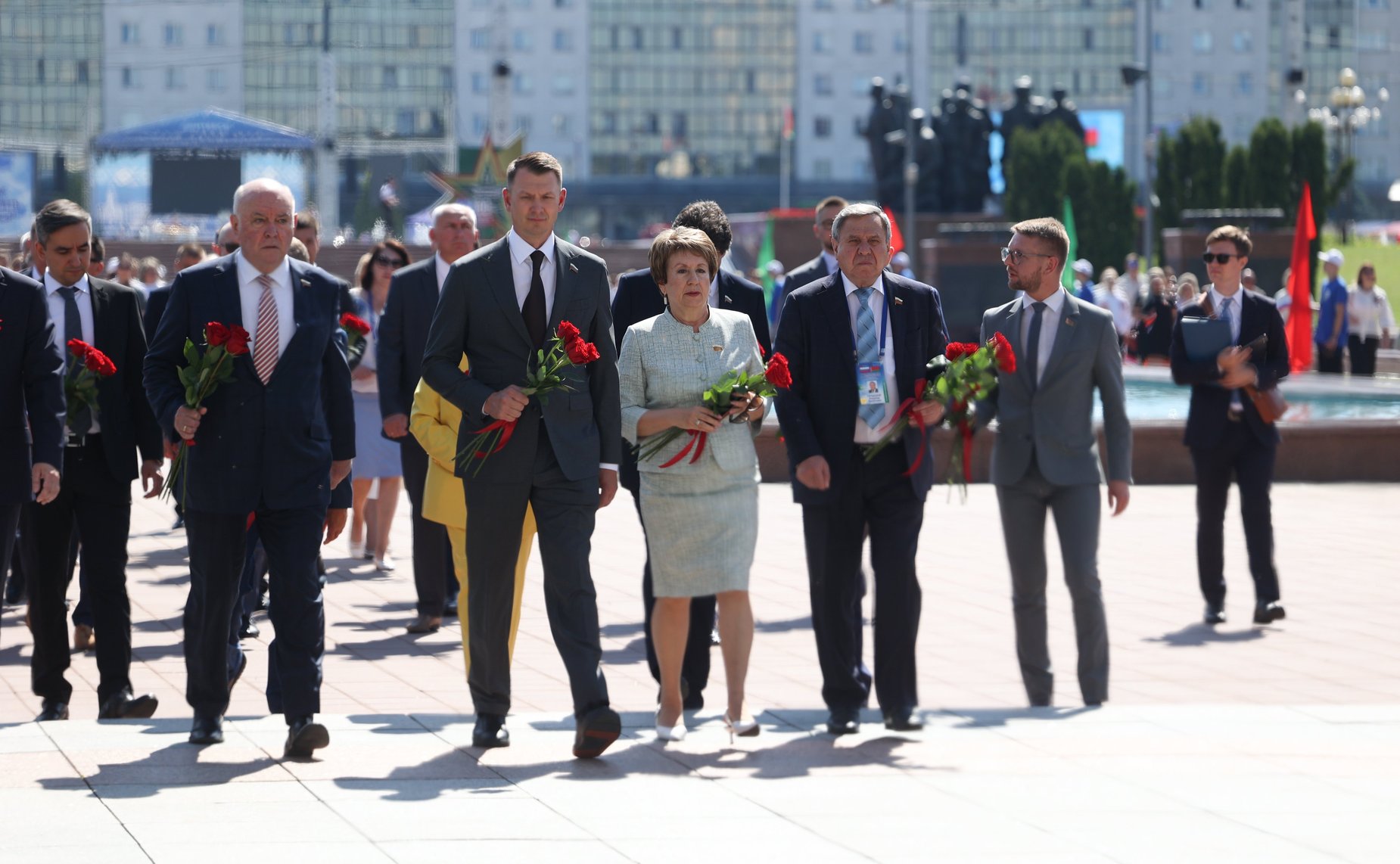 Торжественная церемония возложения цветов членами официальных делегаций Совета Республики и Совета Федерации к Вечному огню у монумента «Три штыка»