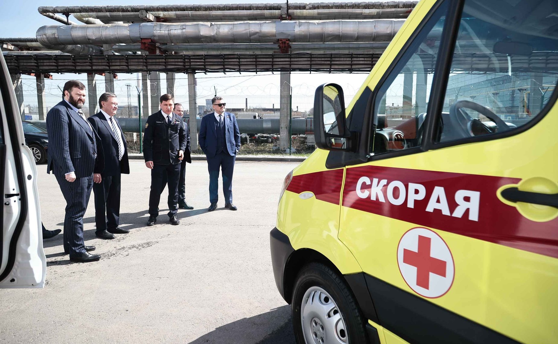 В ходе поездки сенаторам презентовали новую модель автомобиля, который разработан на Ульяновском автомобильном заводе