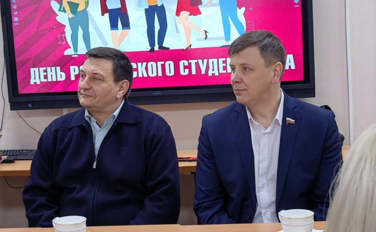 Артем Малащенков вместе с председателем Смоленской областной Думы Игорем Ляховым провел встречу со студентами Российской академии народного хозяйства и государственной службы при Президенте РФ