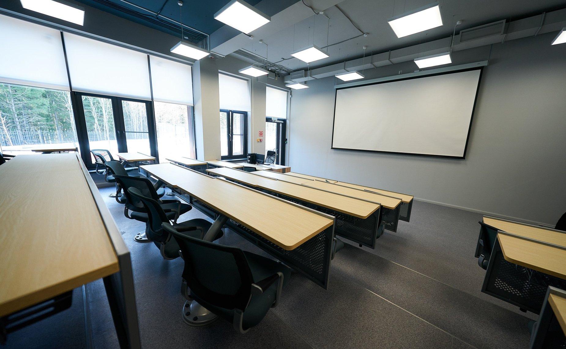 Первый заместитель Председателя СФ Владимир Якушев посетил новый корпус Югорского физико-математического IT-лицея в столице ХМАО Югре