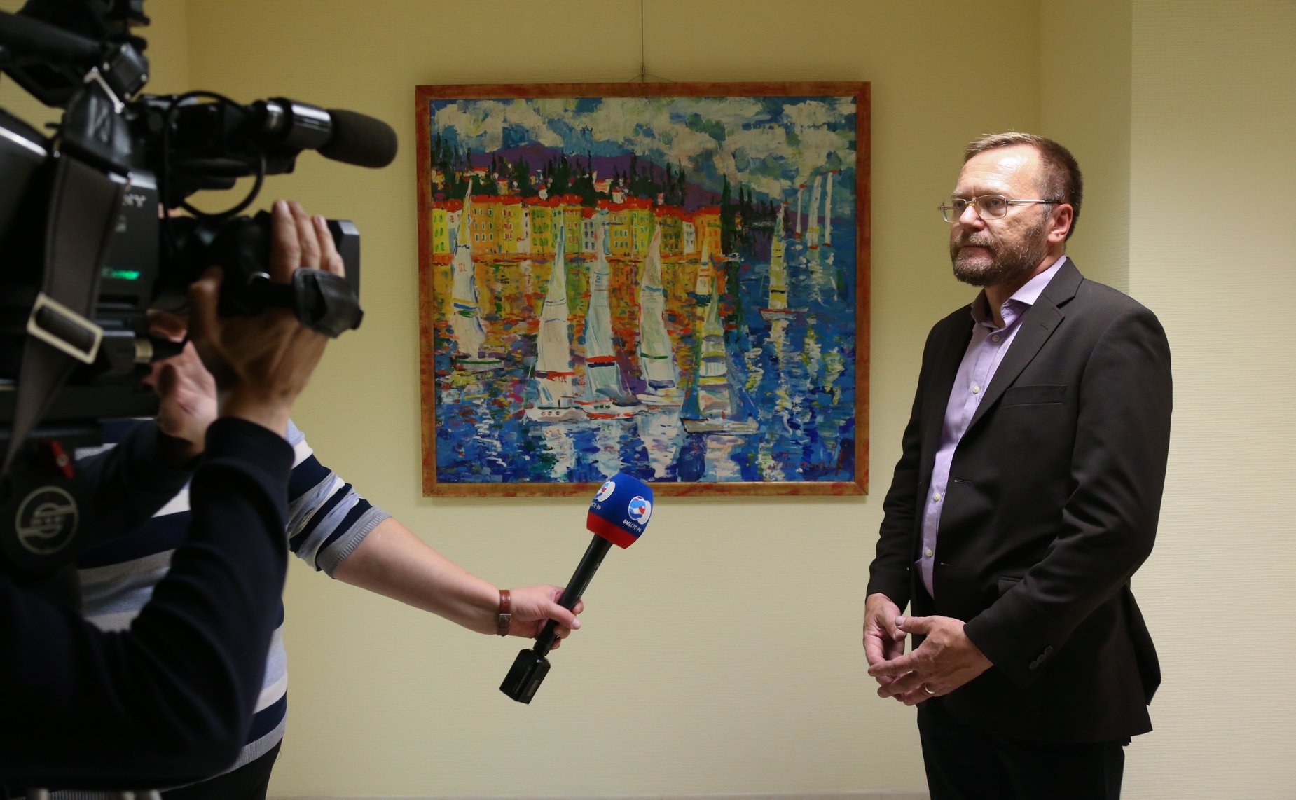 Открытие в Совете Федерации выставки художника В. Пугачева «Радостное небо»