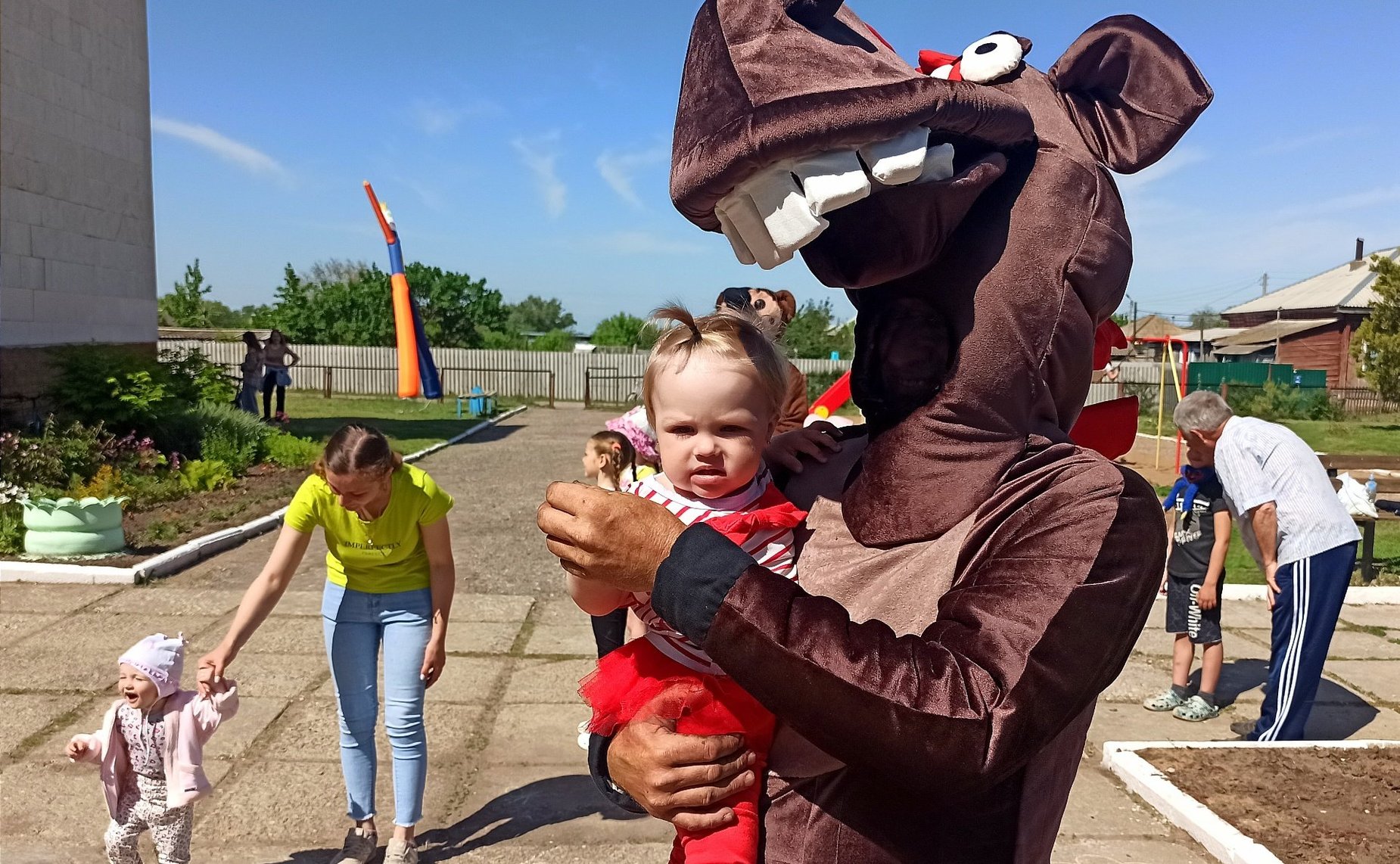 Олег Алексеев поздравил жителей с Днем защиты детей