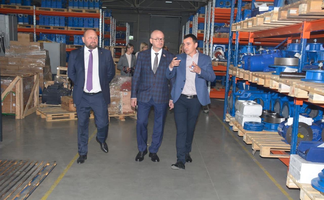 Олег Цепкин в ходе поездки в регион проинспектировал работу двух промышленных предприятий Сосновского района