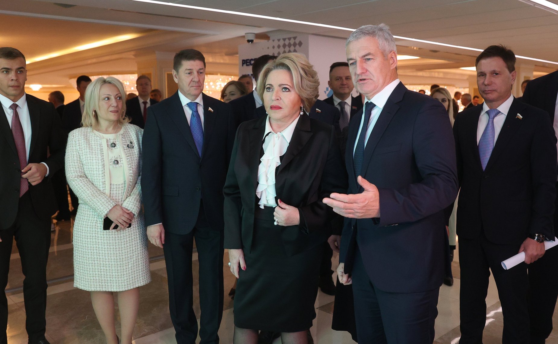 Валентина Матвиенко и Артур Парфенчиков осмотрели выставку, посвященную истории, культуре и перспективным направлениям развития Республики Карелия