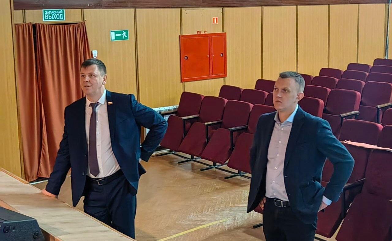 Артем Малащенков взял на контроль ход капитального ремонта районного Дома культуры в Смоленской области