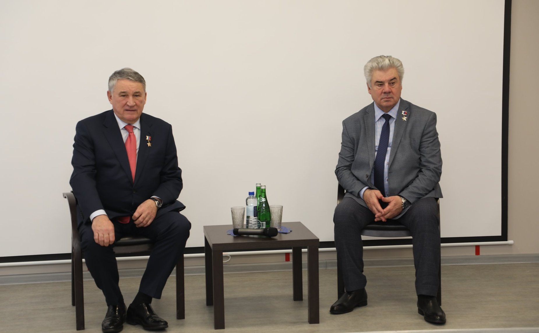 Заместитель Председателя СФ Юрий Воробьев и первый заместитель председателя Комитета СФ по обороне и безопасности Виктор Бондарев провели встречу с курсантами Военного учебного центра Череповецкого государственного университет