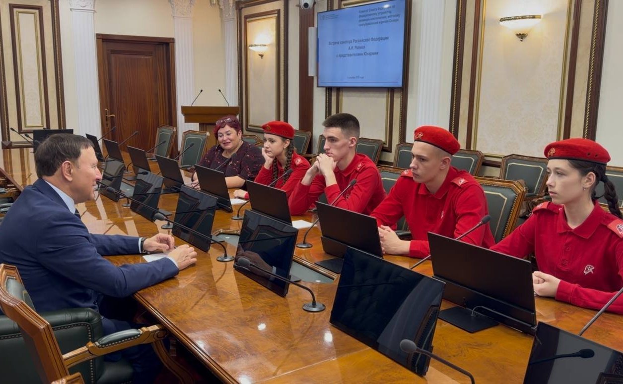 Александр Ролик провел встречу с юнармейцами региона — участниками Х юбилейного Международного Кремлёвского благотворительного кадетского бала