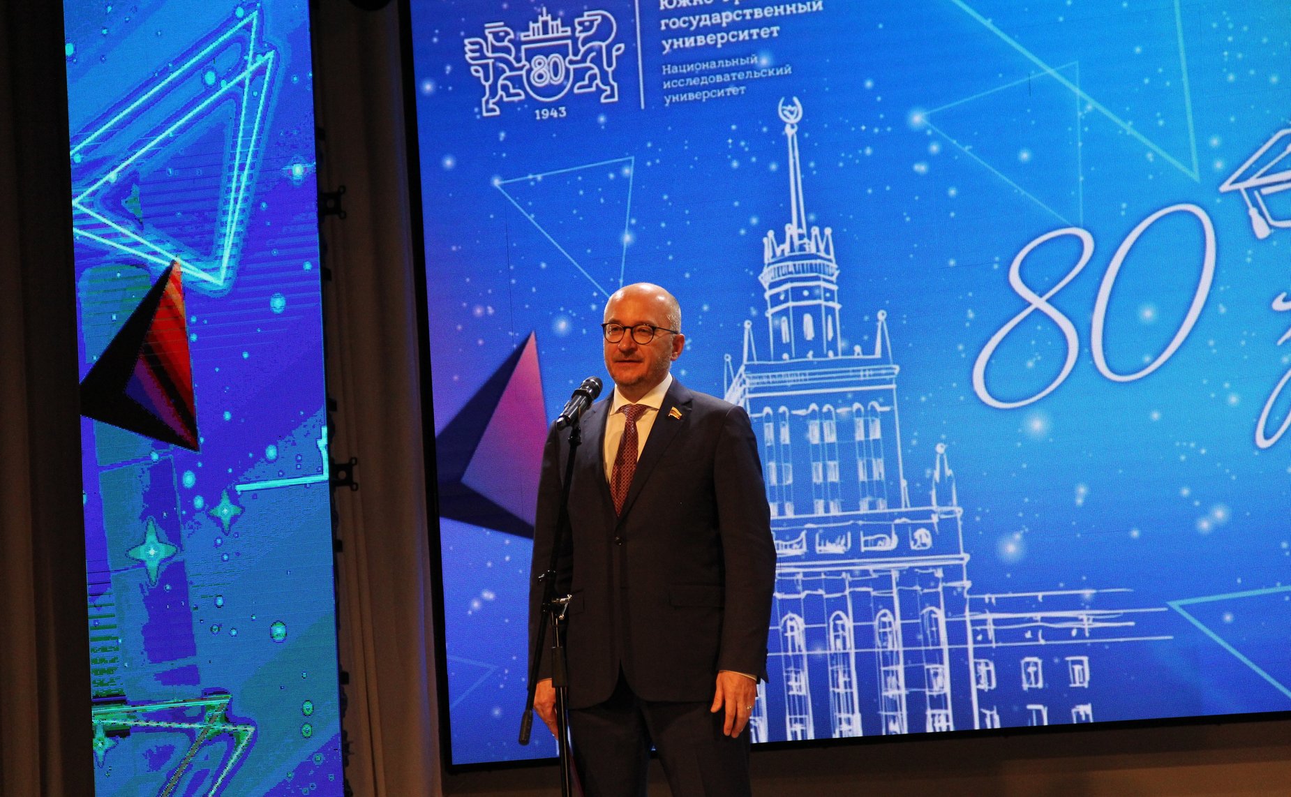 Олег Цепкин поздравил от имени Совета Федерации профессорско-преподавательский состав, ветеранов, студентов и аспирантов Южно-уральского государственного университета с 80-летним юбилеем