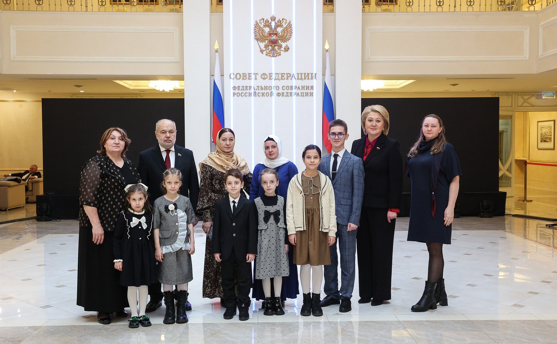 Валентина Матвиенко встретилась с детьми-участниками выставки художественных промыслов, прошедшей в рамках IX Парламентского форума «Историко-культурное наследие России»