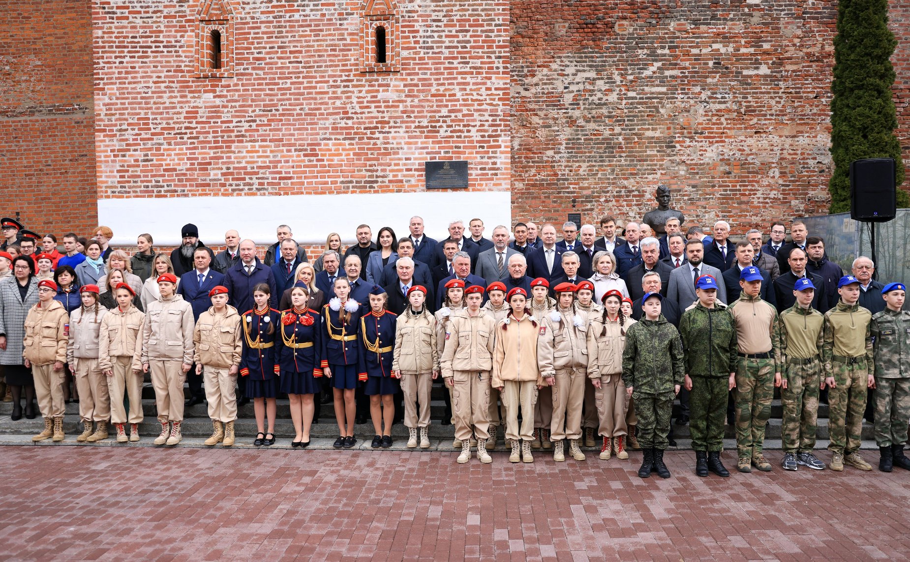 Сенаторы возложили цветы к Вечному огню в Сквере Памяти Героев в Смоленске