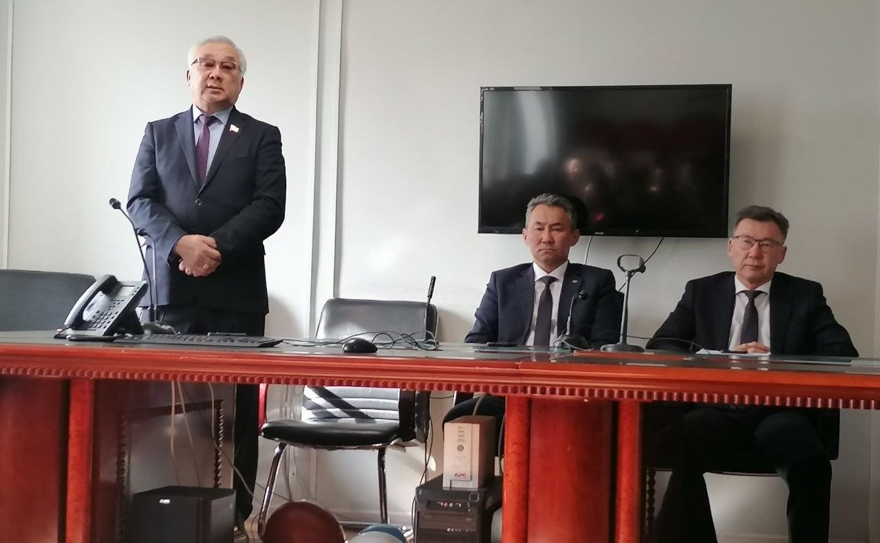 Баир Жамcуев в Агинском встретился с работниками налоговой службы, со студентами и преподавателями средних специальных учебных заведений