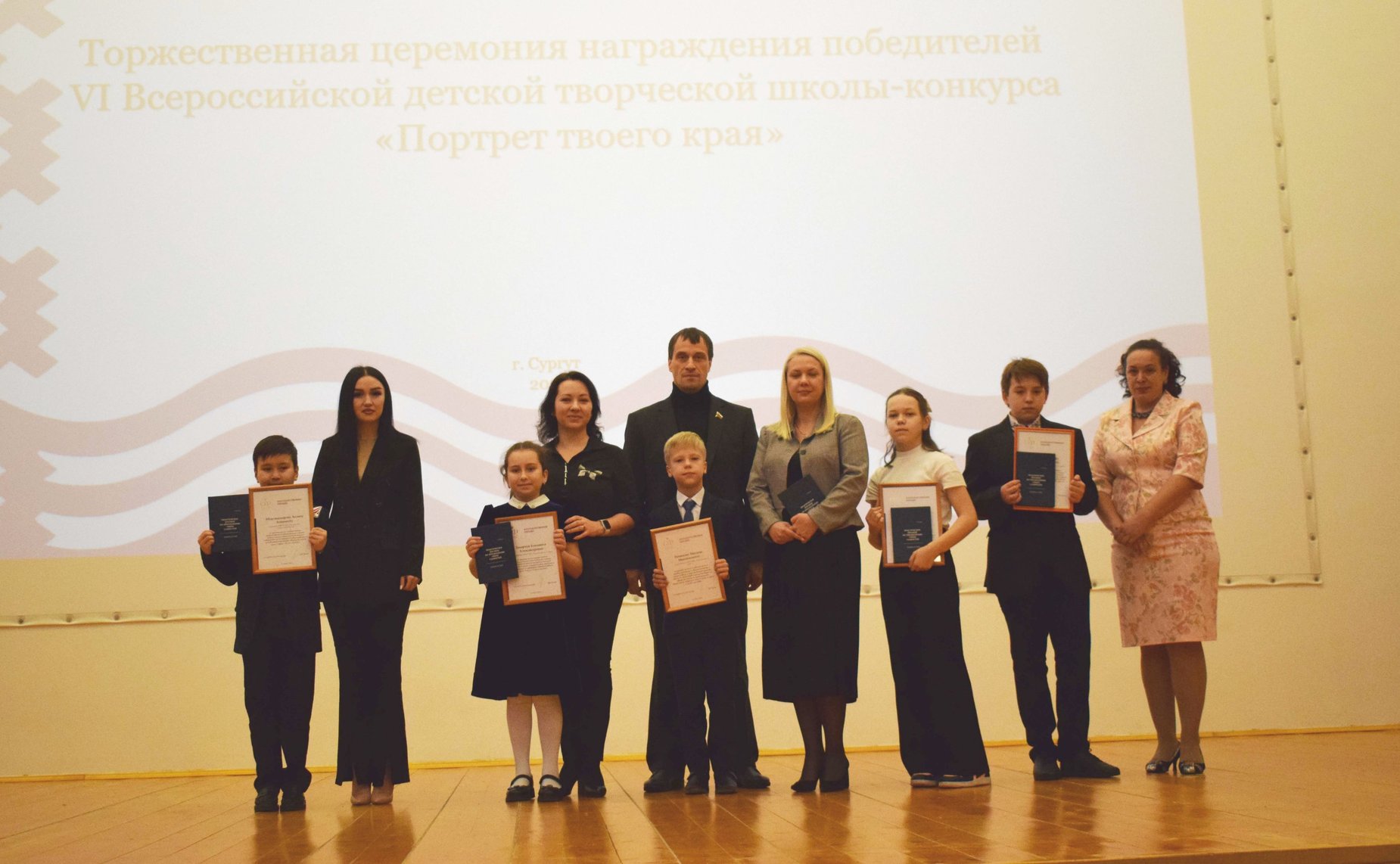 Исаков посетил город Сургут и поздравил победителей Всероссийской детской творческой школы-конкурса «Портрет твоего края»