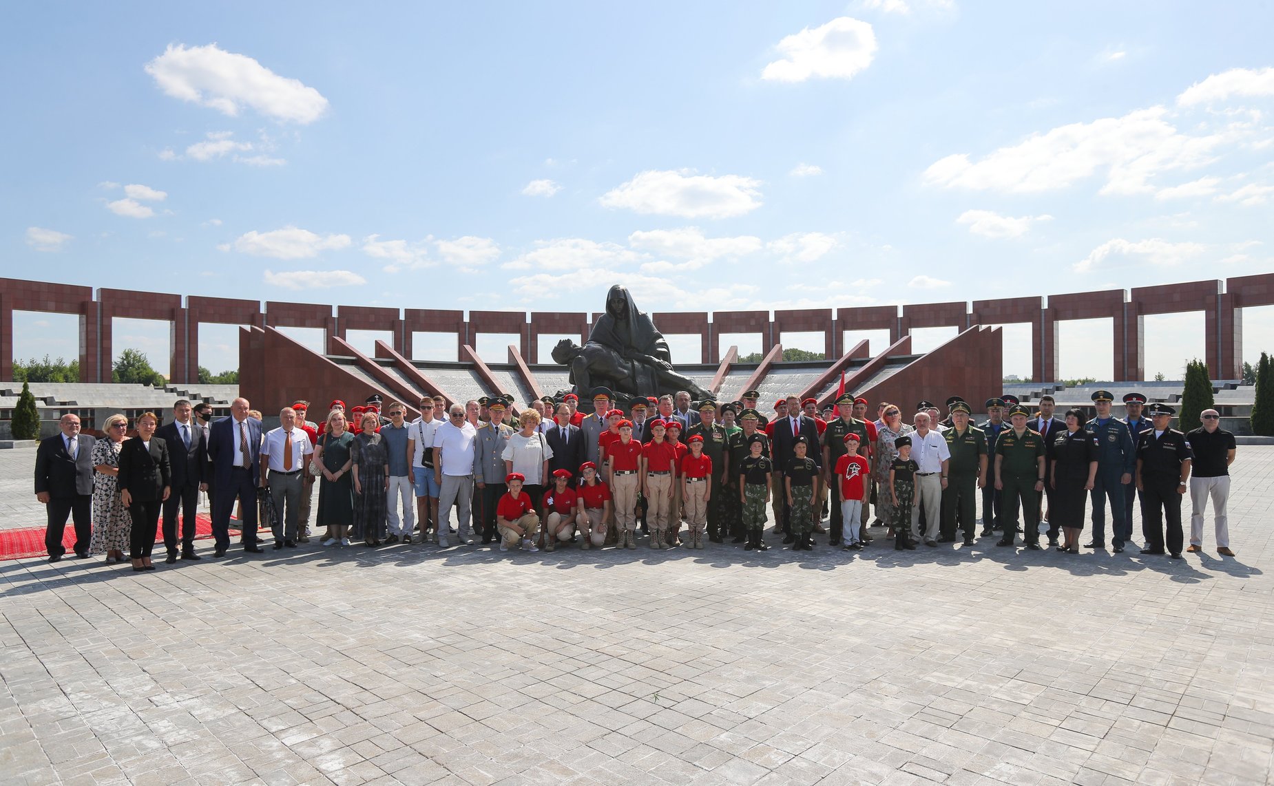 Заместитель Председателя Совета Федерации Константин Косачев принял участие в памятном мероприятии в честь 20-летия Федерального военного мемориала Пантеон защитников отечества в городе Мытищи