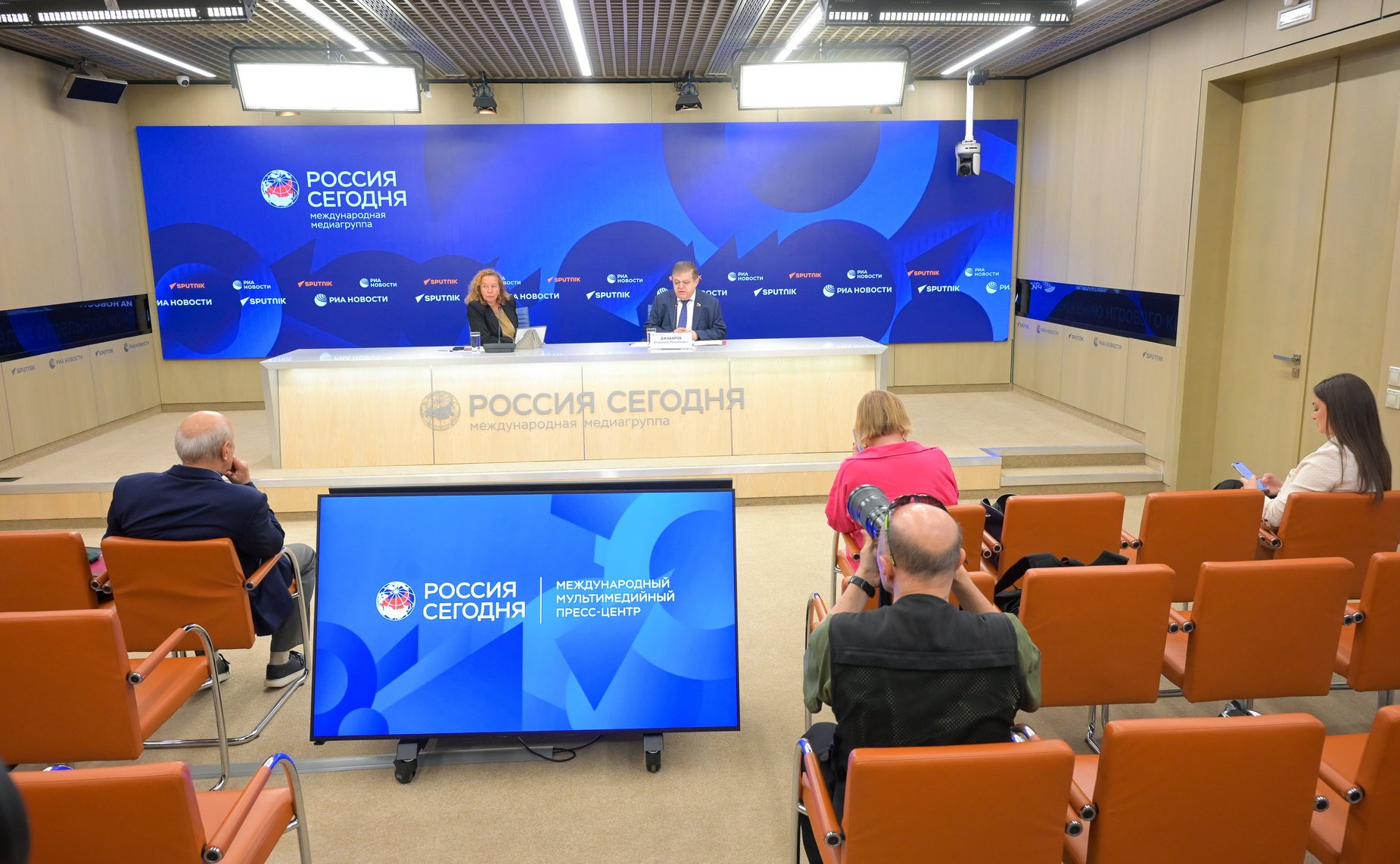 Пресс-конференция председателя Комиссии СФ по защите госсуверенитета и предотвращению вмешательства во внутренние дела РФ, первого заместителя председателя Комитета СФ по международным делам Владимира Джабарова о работе Комиссии в период весенней сессии