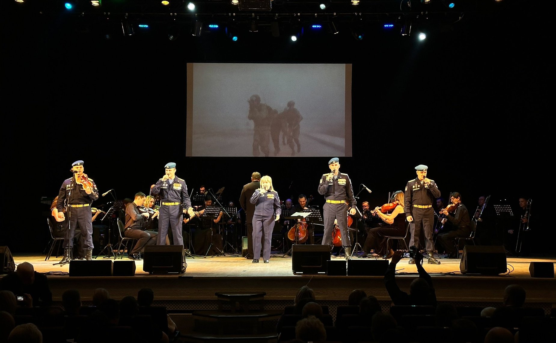 Игорь Мурог поздравил ансамбль Рязанского воздушно-десантного училища «Крылатая пехота» с 30-летием