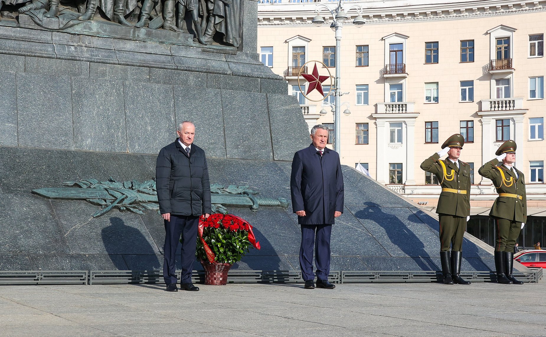 Сенаторы приняли участие в возложении цветов к Монументу Победы (фото: Пресс-служба Совета Республики Национального собрания Беларуси)