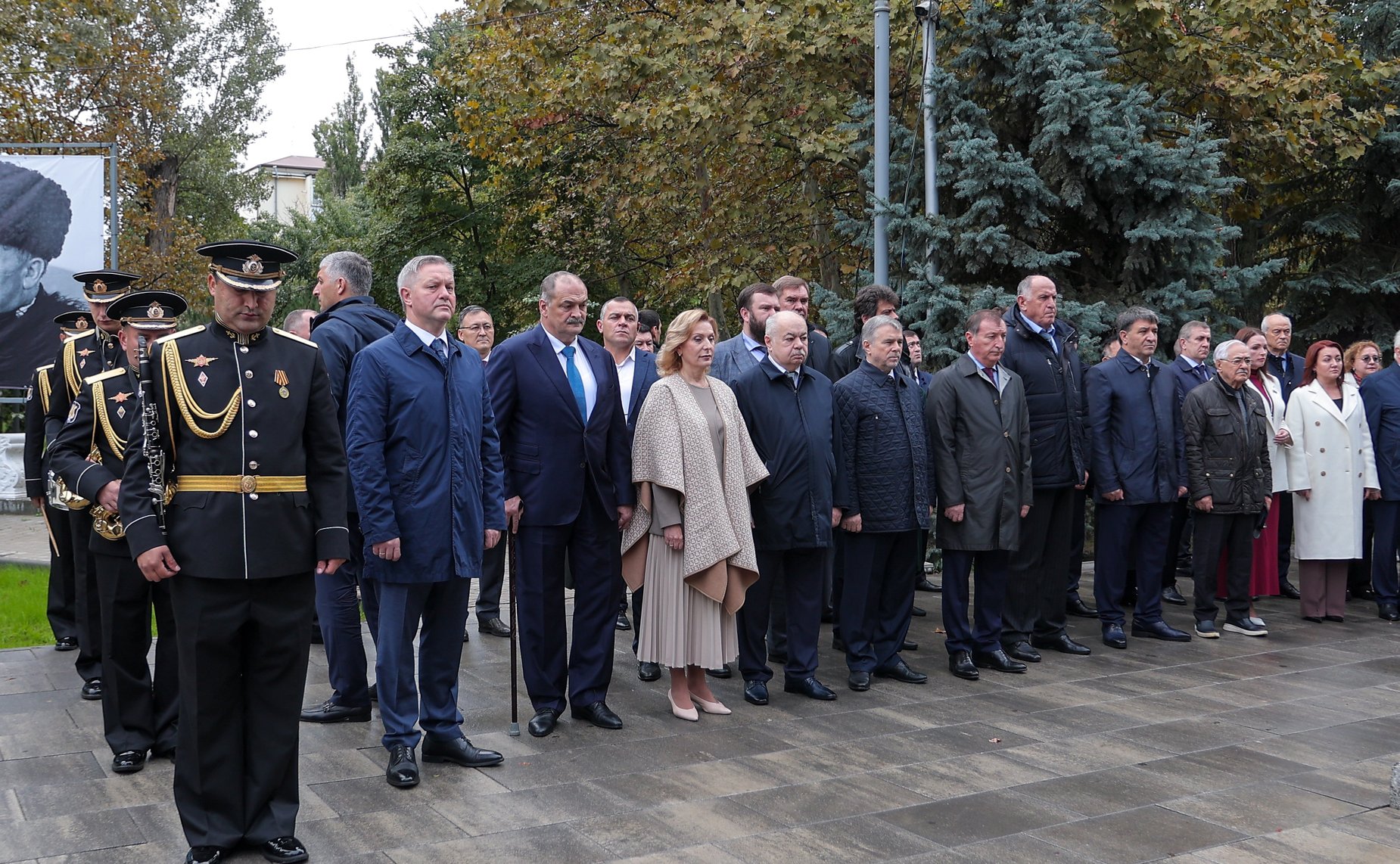 Сенаторы РФ возложили цветы к мемориалу Воину-освободителю в парке им. Ленинского комсомола в Махачкале (фото пресс-служба Министерства экономики и территориального развития Республики Дагестан)