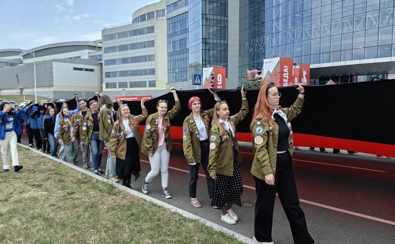 Александр Ролик во Владивостоке, в кампусе Дальневосточного федерального университета принял участие в патриотической акции «Международный Вальс Победы»