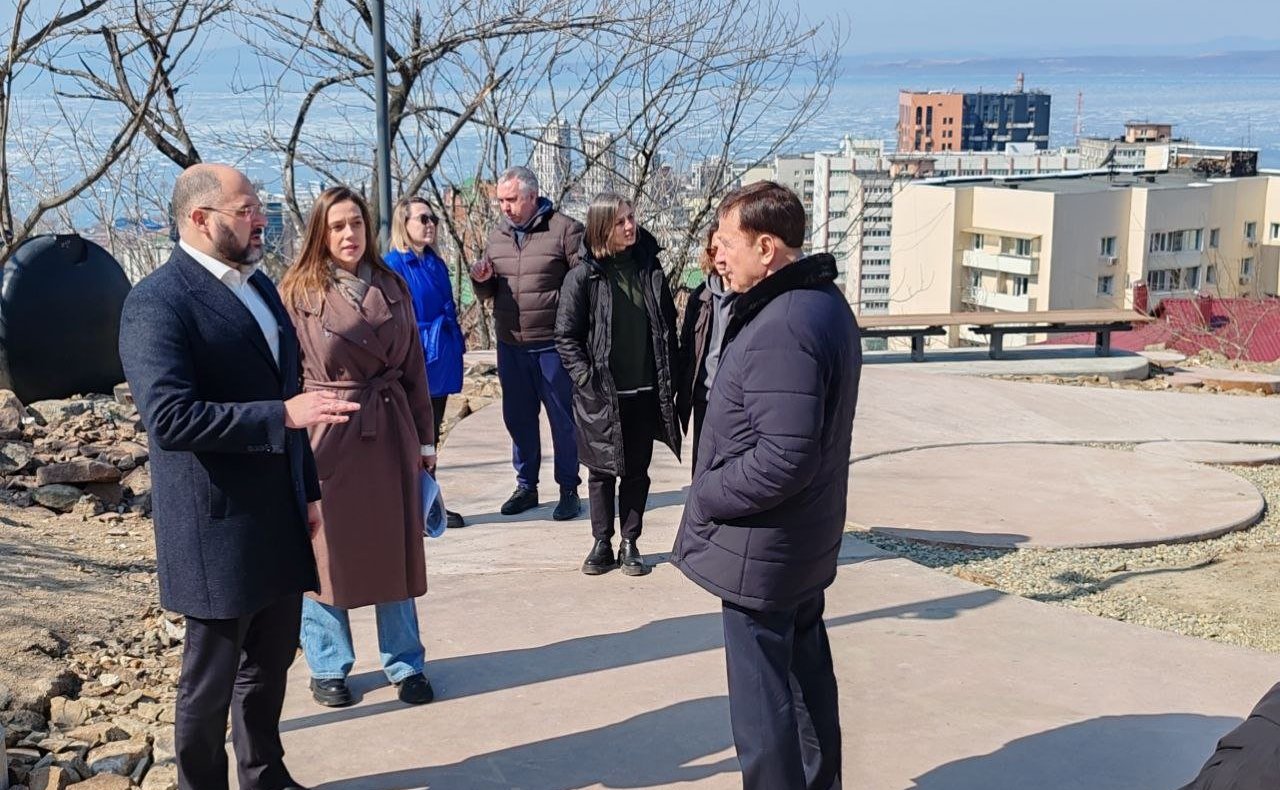 В ходе региональной недели Александр Ролик провел рабочие встречи и осмотрел ряд объектов во Владивостоке